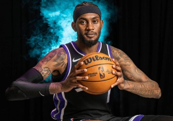 韦德体育 国王与马刺来回 搭次轮+现款送走场均7分侧翼