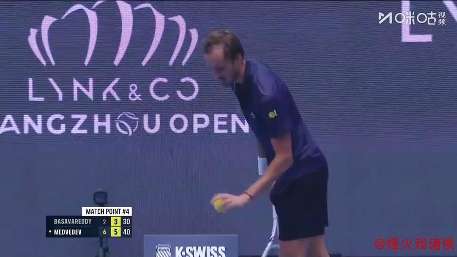 ATP总决赛：梅德韦德夫首胜保留出线可能，辛纳连胜两场