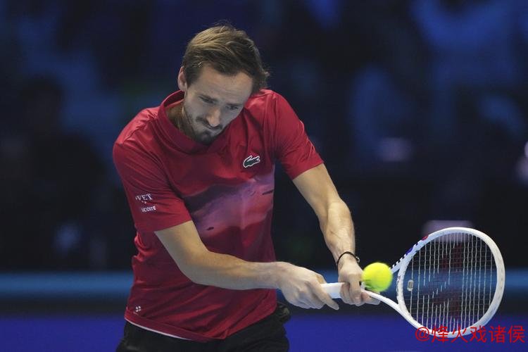 ATP总决赛：梅德韦德夫首胜保留出线可能，辛纳连胜两场