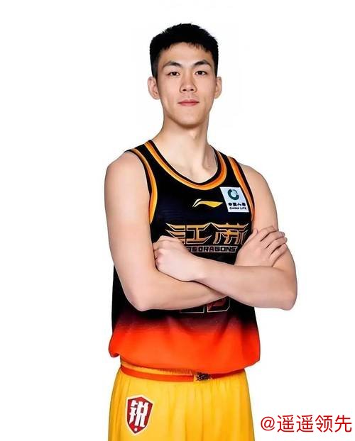 庞峥麟崛起打破外援垄断，场均二十二分投篮六成多，打脸老将胡明轩；年轻新秀靠实力撞击国家队，经验丰富老将还能坐稳控卫位置吗？