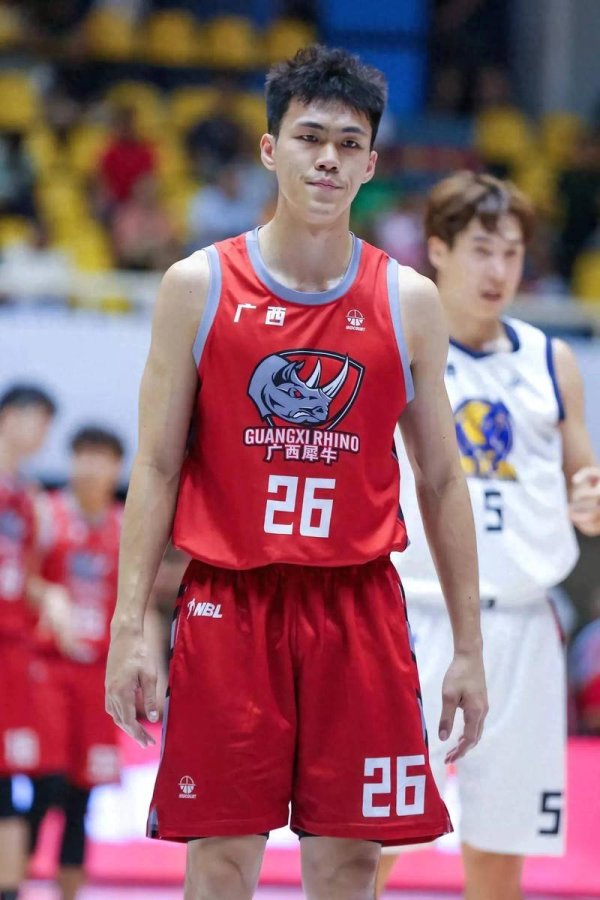 韦德体育APP 庞峥麟崛起打破外援垄断，场均二十二分投篮六成多，打脸老将胡明轩；年轻新秀靠实力撞击国家队，经验丰富老将还能坐稳控卫位置吗？